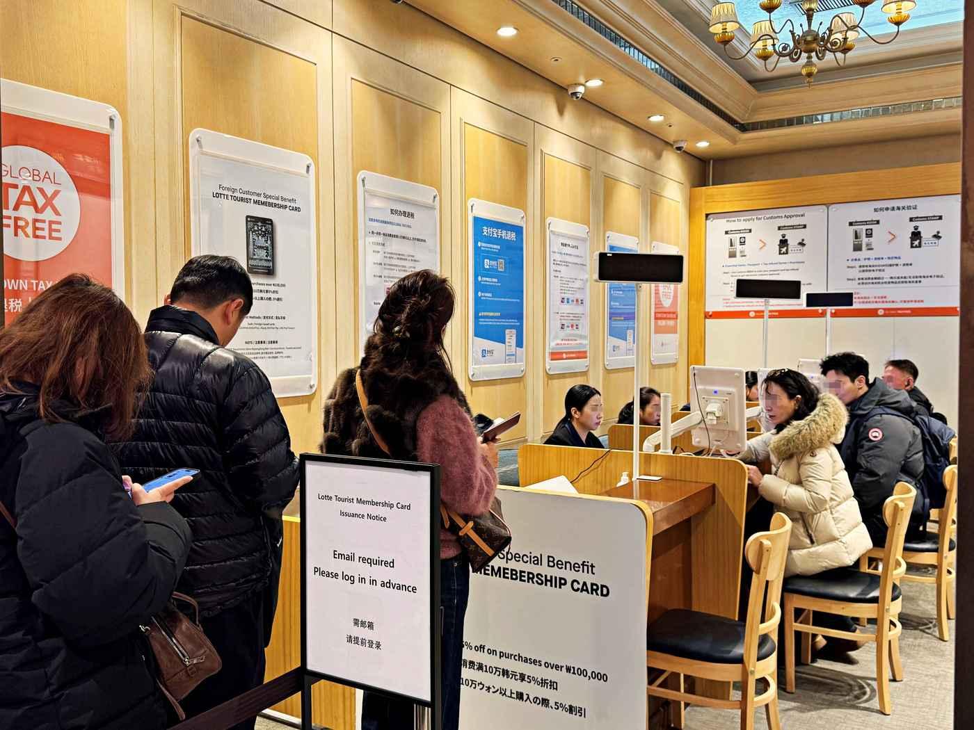 본문 이미지 - 롯데백화점 본점 지하1층 택스리펀 라운지에서 외국인 고객들이 입장을 기다리고 있다.(롯데백화점 제공)