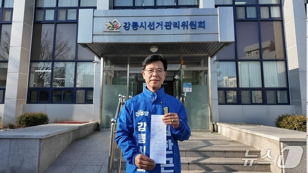 본문 이미지 - 김한근 전 강원 강릉시장이 6·3 지방선거 기초단체장 예비후보자 등록 첫날인 20일 강릉시 선거관리위원회에서 예비후보 등록을 마치고 기념촬영을 하고 있다.(예비후보 캠프 제공, 재판매 및 DB 금지) 2026.2.20/뉴스1