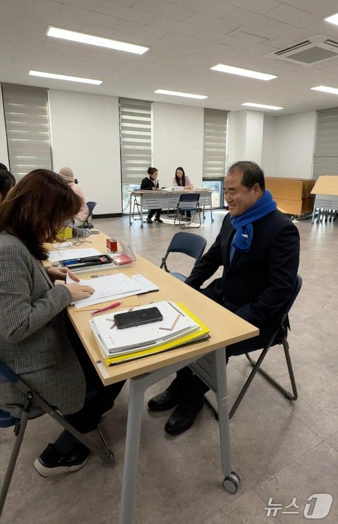 본문 이미지 - 주대하 전 강원도의원이 6·3 지방선거 기초단체장 예비후보자 등록 첫날인 20일 속초시 선거관리위원회에서 예비후보 등록을 마치고 기념촬영을 하고 있다.(예비후보 캠프 제공, 재판매 및 DB 금지) 2026.2.20/뉴스1