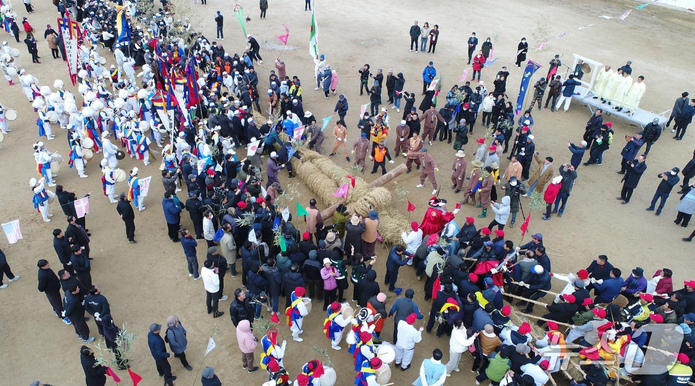 본문 이미지 - 창녕군이 28일부터 내달 3일까지 3·1 민속 문화제를 연다. 사진은 영산줄다리기 모습.(창녕군 제공. 재판매 및 DB금지)