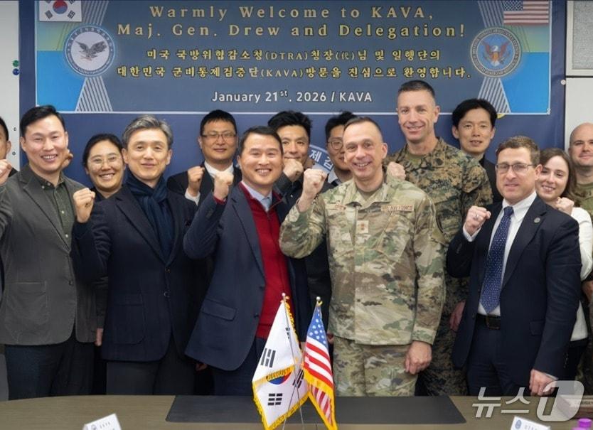 본문 이미지 - 미국 국방부(전쟁부) 산하의 대량살상무기(WMD)를 다루는 전문기관인 국방위협감소국(DTRA)의 라일 드루 국장 대행(앞줄 오른쪽 둘째)이 지난 1월 21일 한국군 군비통제검증단(KAVA)을 방문했다. 2026.2.20./ⓒ 뉴스1(DTRA, X 계정 캡처)