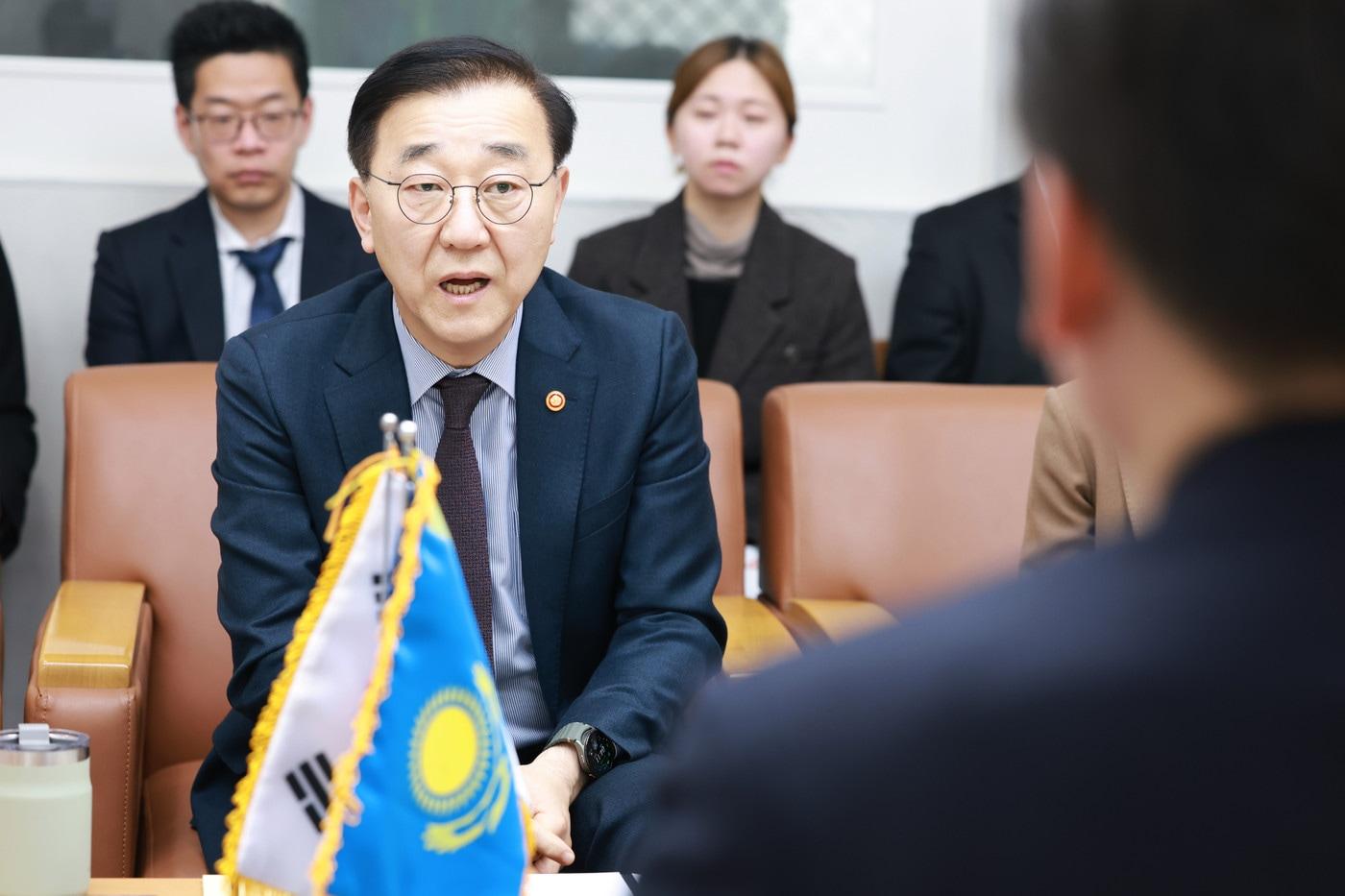 본문 이미지 - 김윤덕 국토부 장관이 20일 아르스타노프 누르갈리(Arystanov Nurgali) 주한카자흐스탄대사와 면담을 진행하고 있다.(국토부 제공) / 뉴스1 ⓒ News1