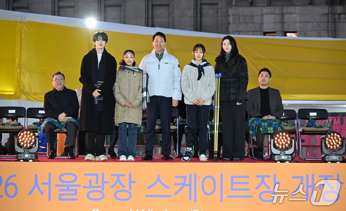 본문 이미지 - 오세훈 서울시장이 지난해 12월 '서울광장 스케이트장 개장식'에서 서울시청 소속 심석희(오른쪽에서 두 번째), 차준환 선수(왼쪽에서 두 번째), 빙상종목 유망주 선수들과 기념 촬영하고 있다.(서울시 제공)