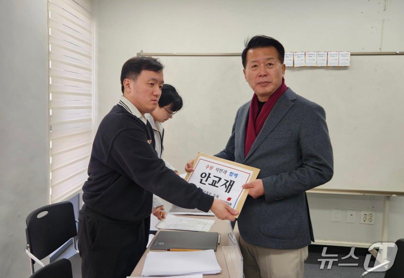 본문 이미지 -  안교재 경기조정협회장이 수원시장 예비후보 등록을 마치고 기념촬영을 하고 있다.