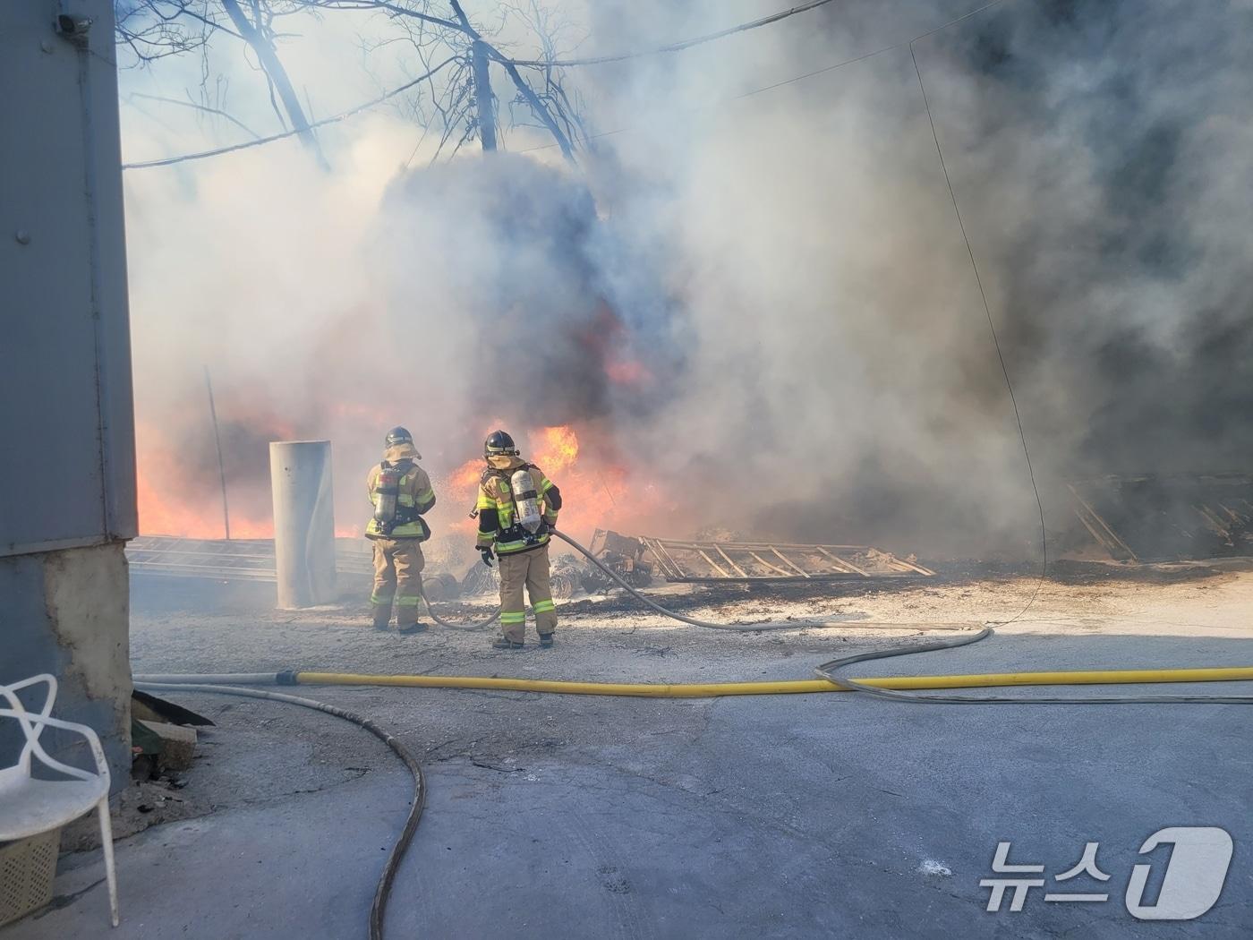 본문 이미지 - 통영 수산물 가공공장 화재 현장.(경남소방본부 제공. 재판매 및 DB금지)