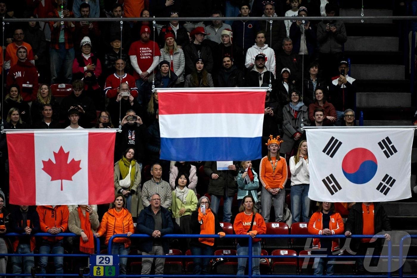 본문 이미지 - 지난 16일(한국시간) 쇼트트랙 여자 1000m에서 김길리가 동메달을 딴 뒤 잘못된 태극기가 게양된 모습. ⓒ AFP=뉴스1