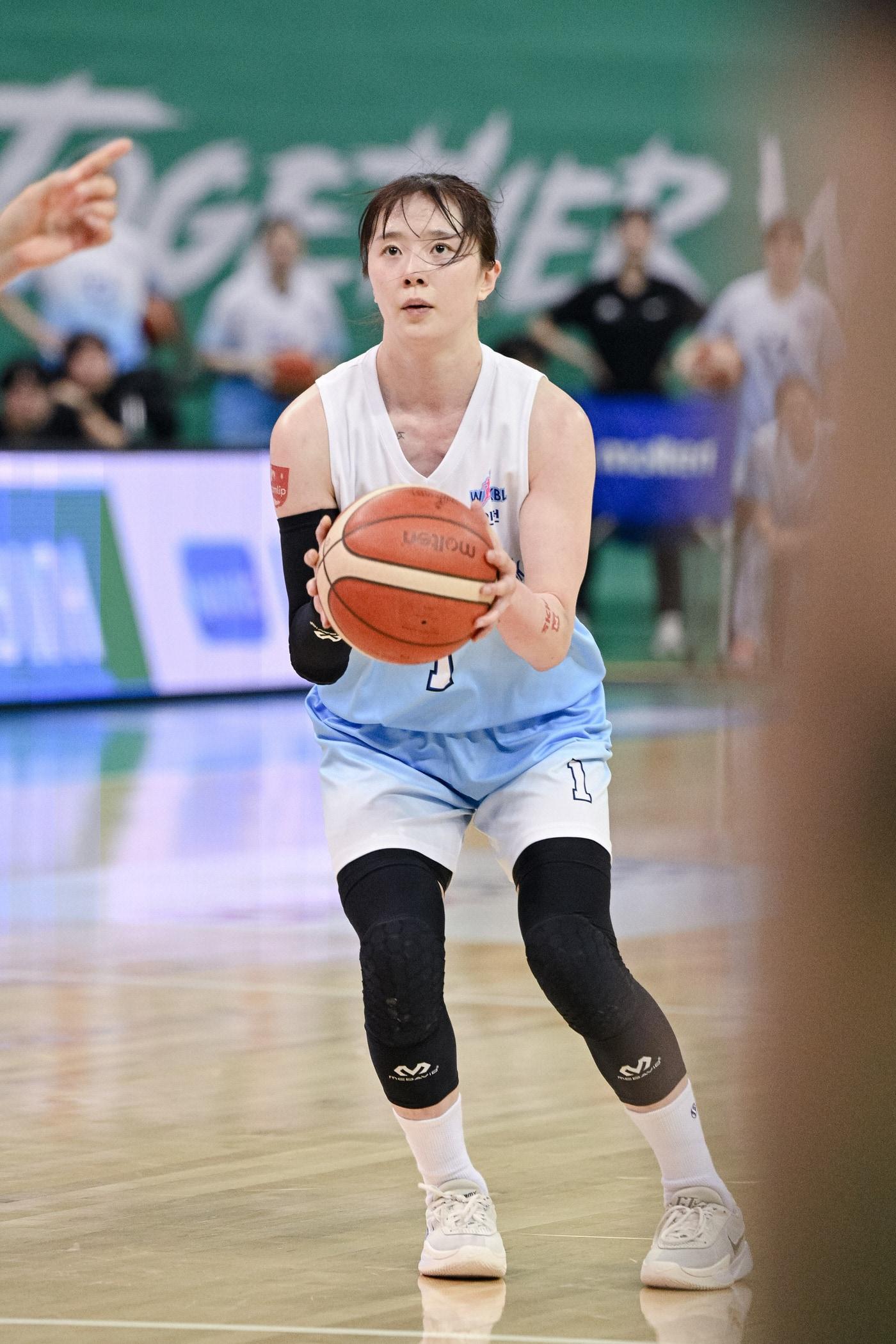 본문 이미지 - 여자농구 신한은행 신이슬이 20일 하나은행과 경기에서 슛을 쏘고 있다.(WKBL 제공)