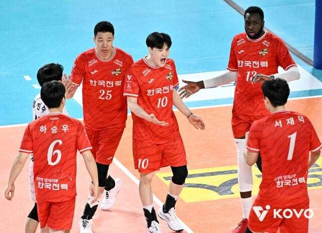 본문 이미지 - 남자배구 한국전력이 삼성화재를 꺾고 3위 자리를 탈환했다.(KOVO 제공)