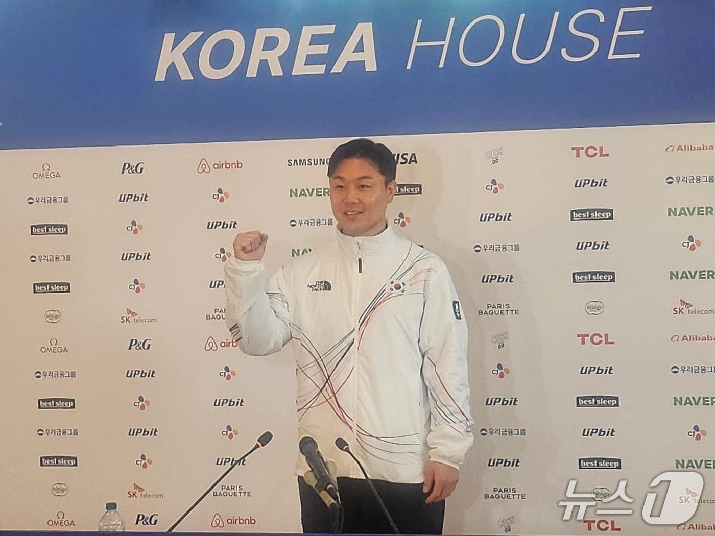 본문 이미지 - 원윤종이 20일(한국시간) 이탈리아 밀라노 코리아 하우스에서 열린 기자회견에서 포즈를 취하고 있다. ⓒ News1 권혁준 기자