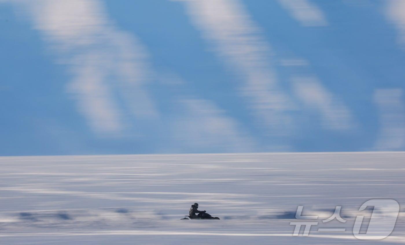 본문 이미지 - 러시아 막시미카 인근에서 열린 바이칼 마일 2021년 아이스 스피드 페스티벌에서 한 참가자가 얼어붙은 바이칼호 위를 오토바이로 질주하고 있다. 2021.3.6 ⓒ 로이터=뉴스1 (자료사진)
