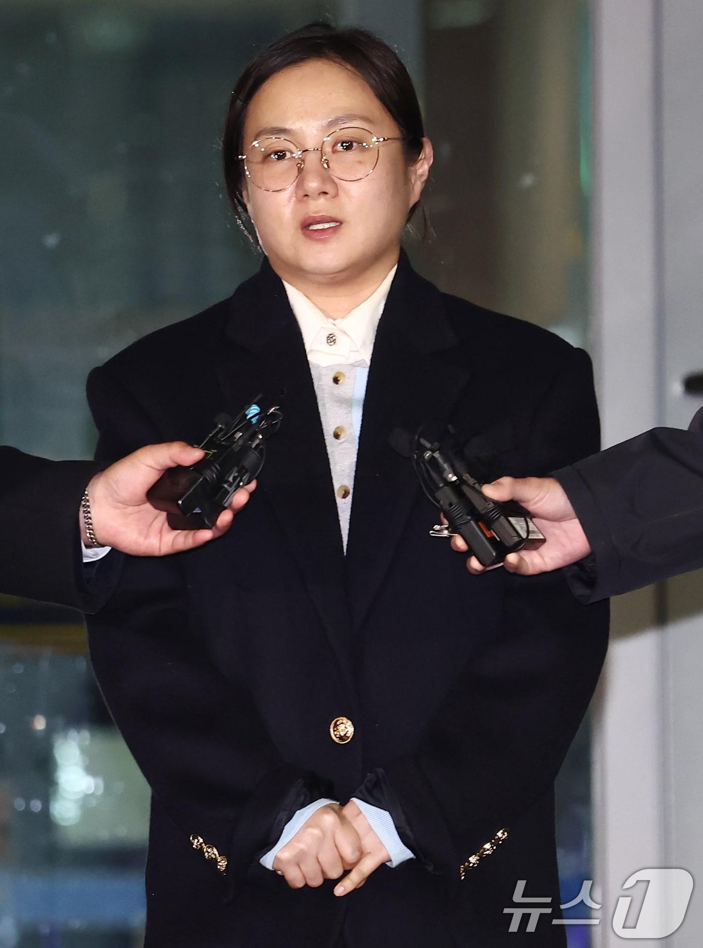 본문 이미지 - 전직 매니저들에게 갑질을 했다는 등의 의혹에 휩싸인 개그우먼 박나래가 20일 밤 서울 강남경찰서에서 피고발인 조사를 마치고 나오며 취재진 질의에 답변하고 있다. 2026.2.20 ⓒ 뉴스1 김민지 기자