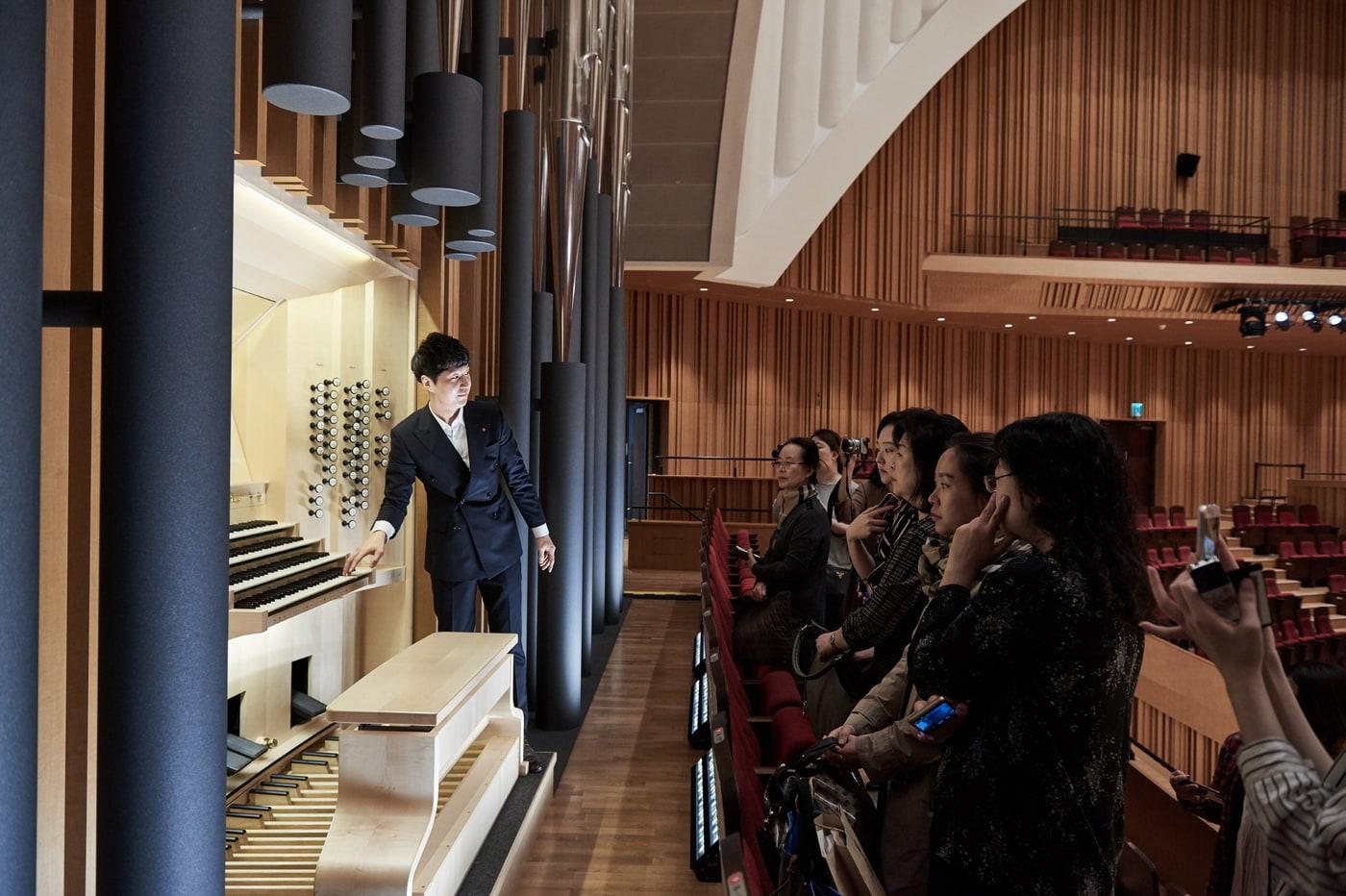 본문 이미지 - '스테이지 투어' 참석자들 모습(롯데문화재단 제공)