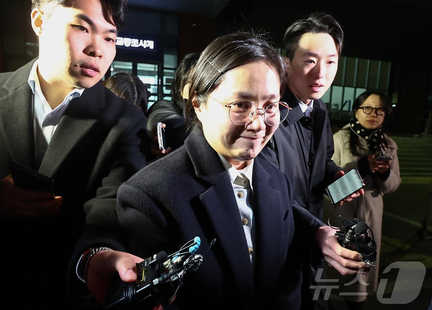본문 이미지 - 전직 매니저들에게 갑질을 했다는 등의 의혹에 휩싸인 개그우먼 박나래가 20일 밤 서울 강남경찰서에서 피고발인 조사를 마치고 나오고 있다. 2026.2.20 ⓒ 뉴스1 김민지 기자
