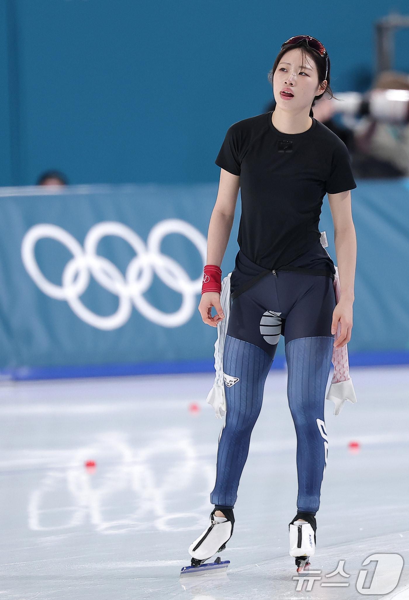 본문 이미지 - 스피드스케이팅 임리원이 20일(현지시간) 이탈리아 밀라노 스피드스케이팅 스타디움에서 열린 스피드 스케이팅 여자 1500m에서 레이스를 마친 후 기록을 확인하고 있다. 2026.2.21 ⓒ 뉴스1 김성진 기자