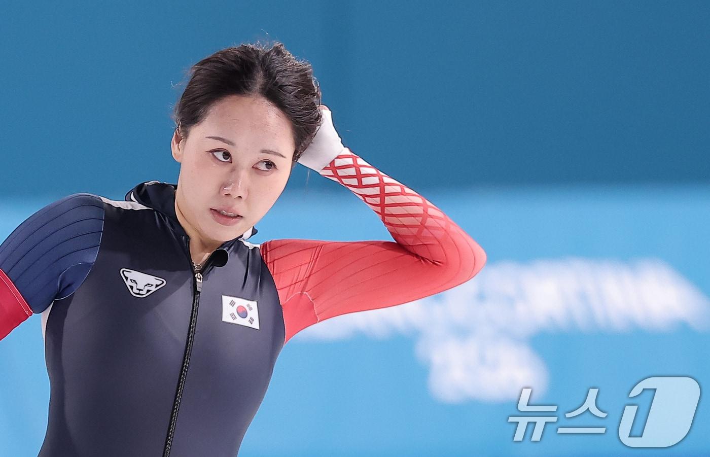 본문 이미지 - 스피드스케이팅 박지우가 20일(현지시간) 이탈리아 밀라노 스피드스케이팅 스타디움에서 열린 스피드 스케이팅 여자 1500m에서 레이스를 마친 후 기록을 확인하고 있다. 2026.2.21 ⓒ 뉴스1 김성진 기자