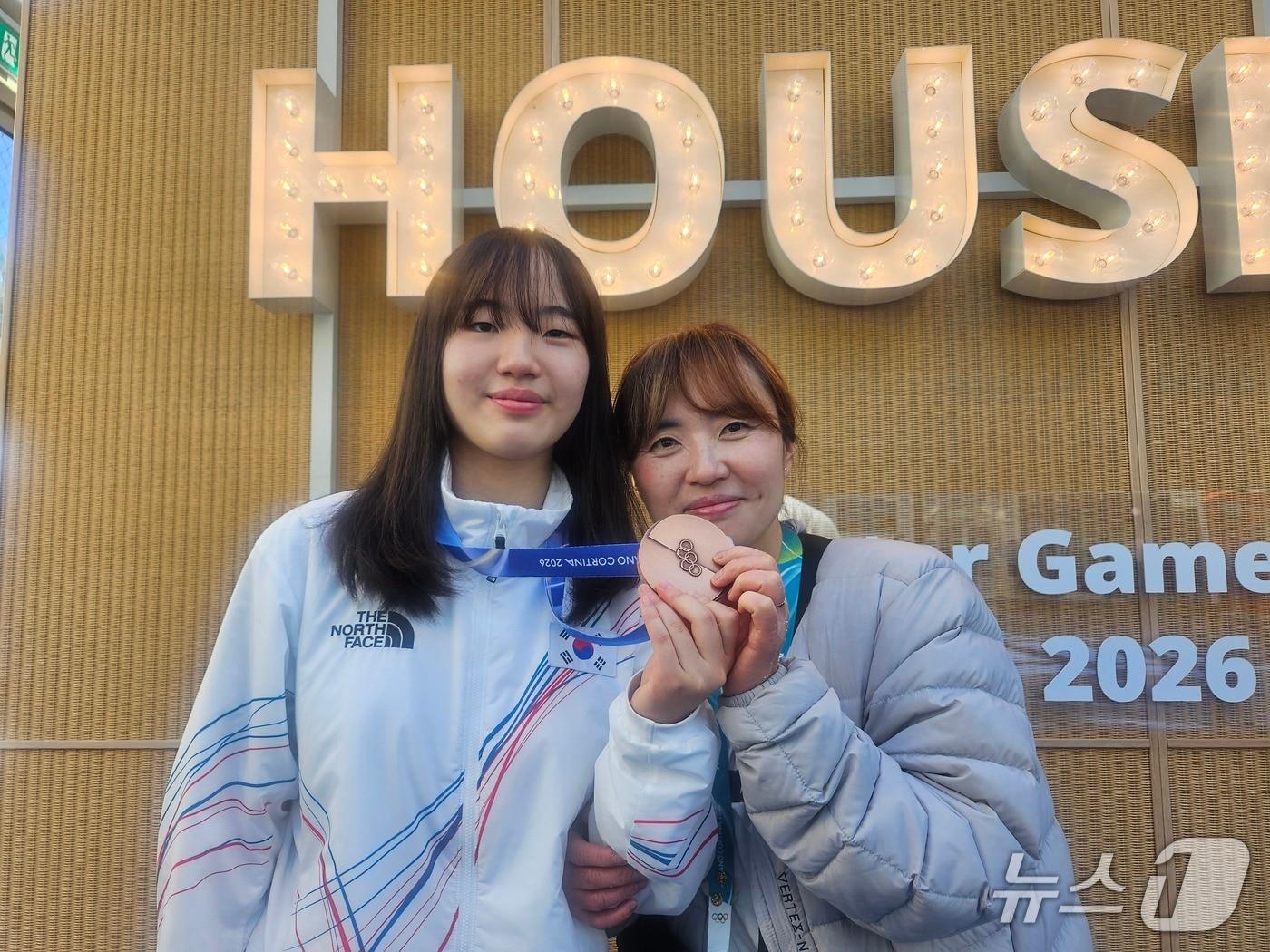 본문 이미지 - 2026 밀라노 코르티나 동계 올림픽 동메달리스트 유승은과 어머니 이희정 씨. ⓒ News1 권혁준 기자