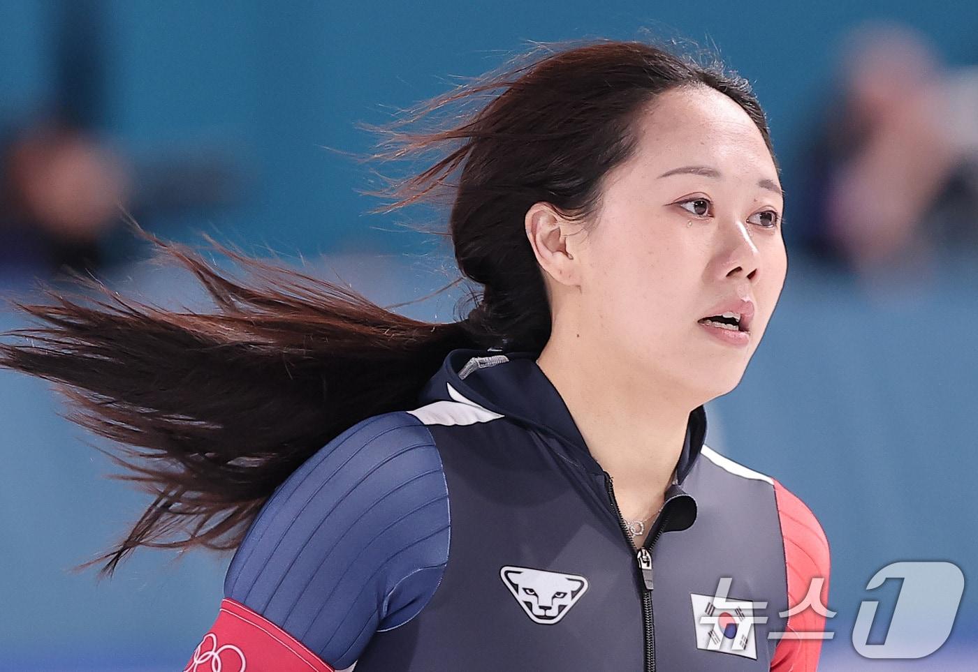 본문 이미지 - 스피드스케이팅 박지우가 20일(현지시간) 이탈리아 밀라노 스피드스케이팅 스타디움에서 열린 스피드 스케이팅 여자 1500m에서 레이스를 마친 후 기록을 확인하고 있다. 2026.2.21 ⓒ 뉴스1 김성진 기자