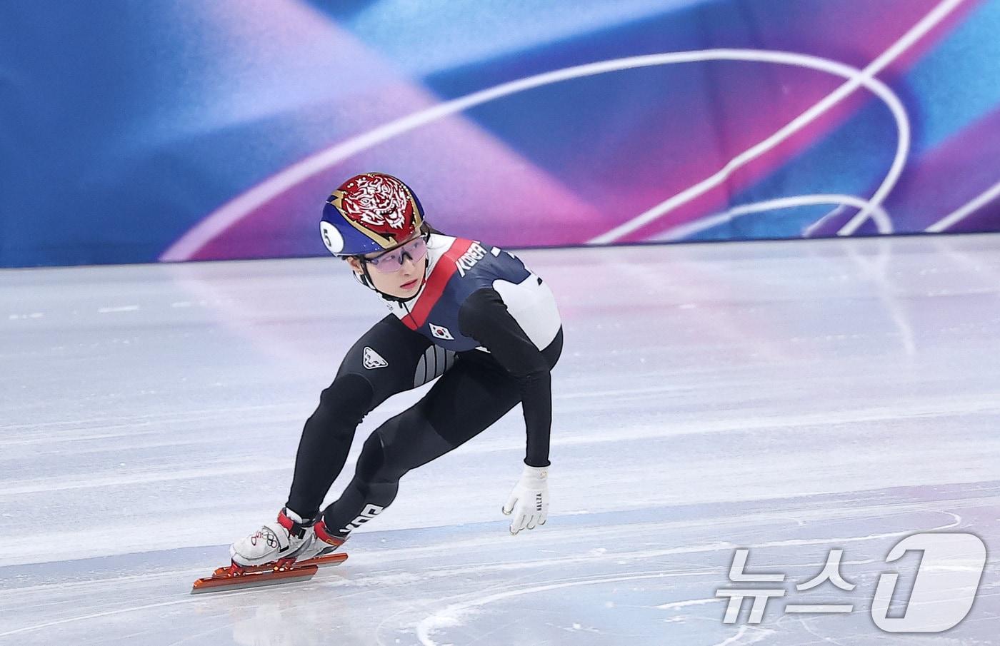 본문 이미지 - 쇼트트랙 최민정이 20일(현지시간) 이탈리아 밀라노 아이스 스케이팅 아레나에서 열린 2026 밀라노·코르티나담페초 동계올림픽 쇼트트랙 여자 1500m 준준결승에서 뒤를 돌아보며 질주하고 있다. 2026.2.21 ⓒ 뉴스1 김성진 기자