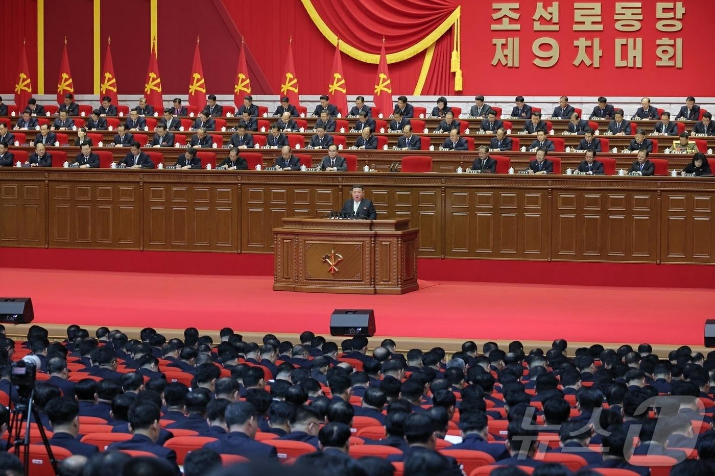 본문 이미지 - (평양 노동신문=뉴스1) = 북한 노동당 기관지 노동신문은 21일 "노동당 제9차대회 2일회의가 2월 20일에 진행됐다＂며 ＂대회는 1일 회의에 이어 첫째 의정 '조선노동당 중앙위원회 사업총화'에 대한 토의사업을 계속했다＂고 보도했다. [국내에서만 사용가능. 재배포 금지. DB 금지. For Use Only in the Republic of Korea. Redistribution Prohibited] rodongphoto@news1.kr