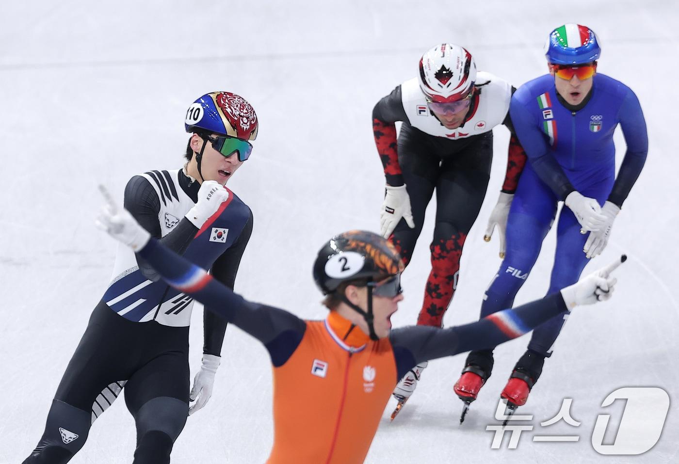 본문 이미지 - 쇼트트랙 황대헌이 20일(현지시간) 이탈리아 밀라노 아이스 스케이팅 아레나에서 열린 2026 밀라노·코르티나담페초 동계올림픽 쇼트트랙 남자 5000m 계주 결승에서 2위로 피니시 라인을 통과하며 은메달을 확보한 후 주먹을 불끈쥐고 있다. 2026.2.21 ⓒ 뉴스1 김성진 기자