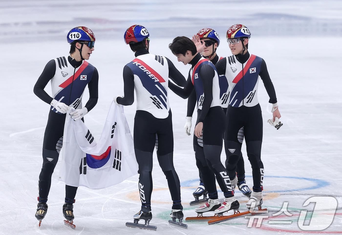 쇼트트랙 남자 대표팀이 20일(현지시간) 이탈리아 밀라노 아이스 스케이팅 아레나에서 열린 2026 밀라노·코르티나담페초 동계올림픽 쇼트트랙 남자 5000m 계주 결승에서 은메달을 확보한 후 하이파이브를 하고 있다. 2026.2.21 ⓒ 뉴스1 김성진 기자
