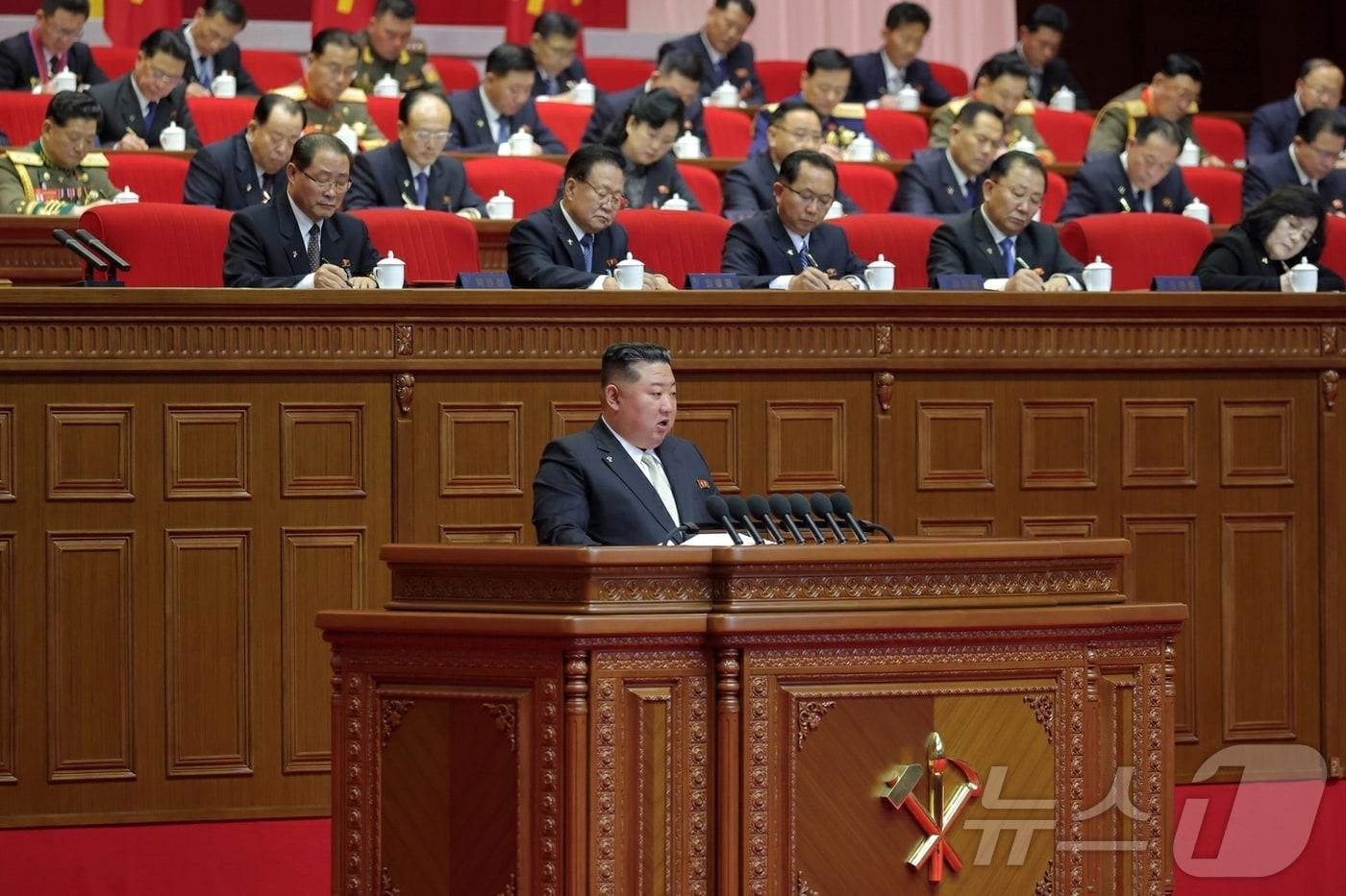 본문 이미지 - (평양 노동신문=뉴스1) = 북한 노동당 기관지 노동신문은 "20일 제9차대회 2일 회의에서 김정은 동지가 제8기 당중앙위원회 사업총화보고를 시작했으며, 회의에서는 당 및 국가정책 집행정형과 정치·경제·국방 등 전반 사업 성과를 토의했다＂라고 21일 보도했다. [국내에서만 사용가능. 재배포 금지. DB 금지. For Use Only in the Republic of Korea. Redistribution Prohibited] rodongphoto@news1.kr