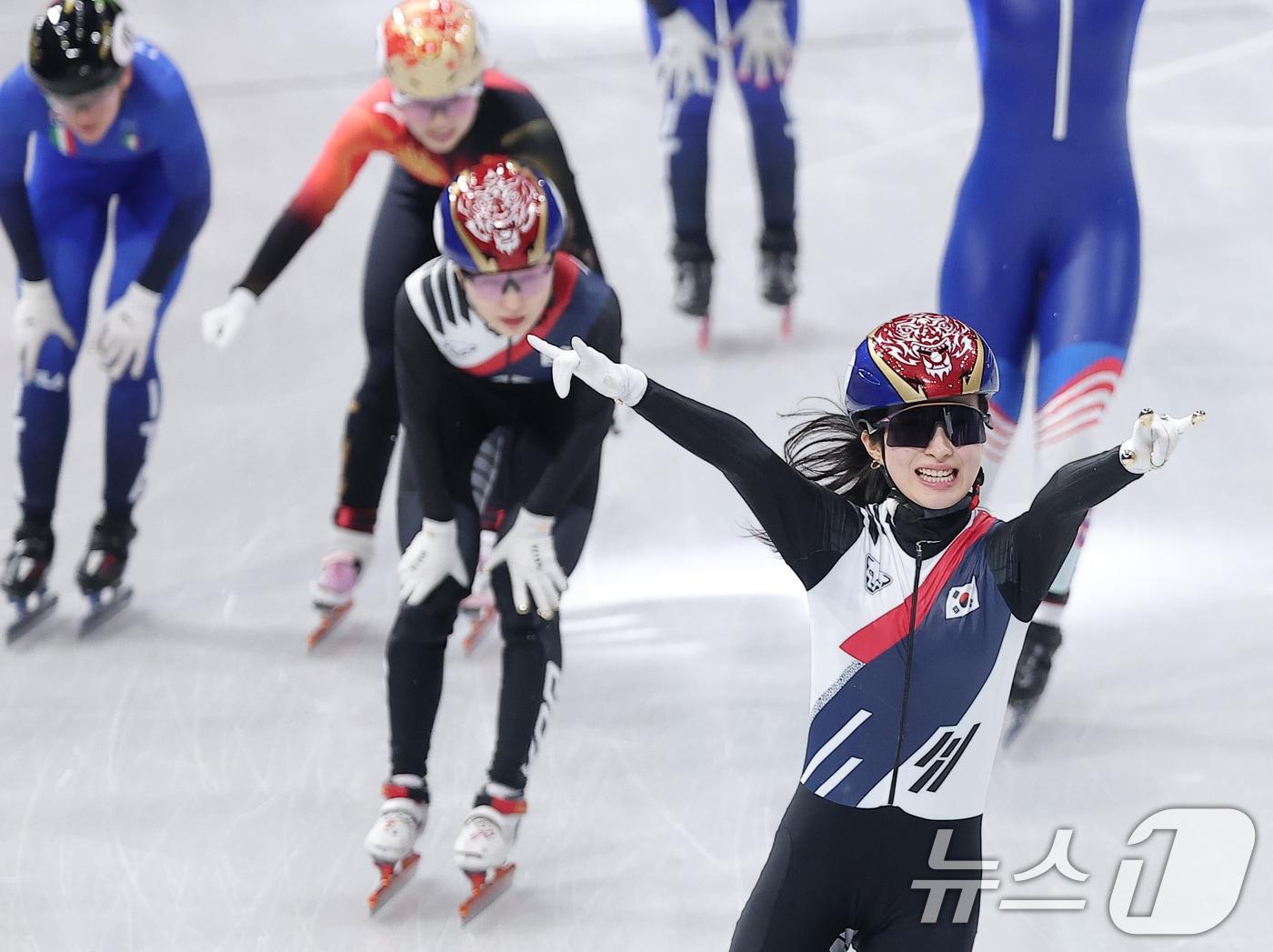 본문 이미지 - 쇼트트랙 김길리가 20일(현지시간) 이탈리아 밀라노 아이스 스케이팅 아레나에서 열린 2026 밀라노·코르티나담페초 동계올림픽 쇼트트랙 여자 1500m 결승에서 금메달을 확보한 후 환호하고 있다. ⓒ 뉴스1 김성진 기자
