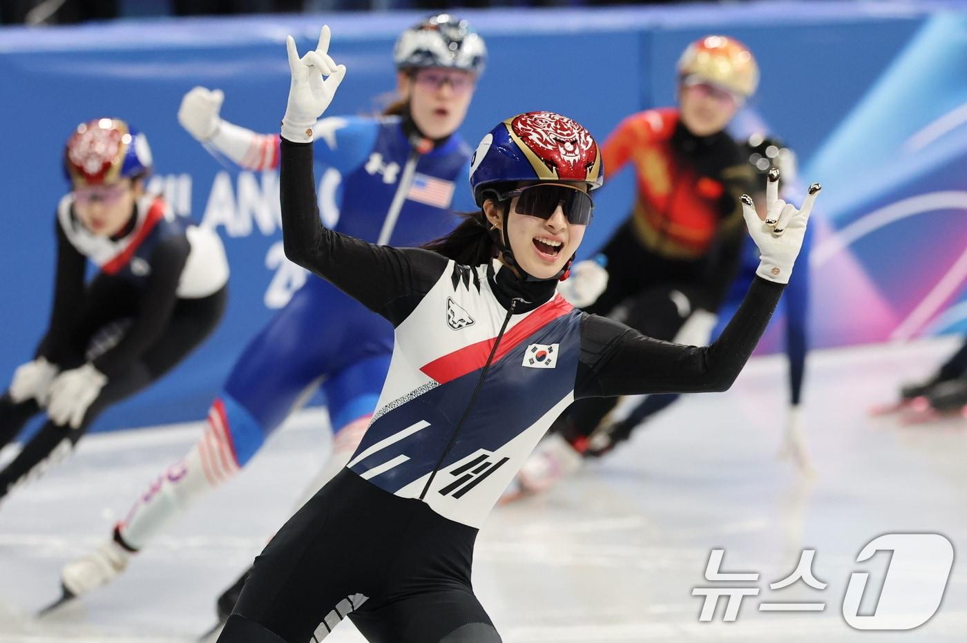 본문 이미지 - 쇼트트랙 김길리가 20일(현지시간) 이탈리아 밀라노 아이스 스케이팅 아레나에서 열린 2026 밀라노·코르티나담페초 동계올림픽 쇼트트랙 여자 1500m 결승에서 1위로 결승선을 통과 후 환호하고 있다. 2026.2.21 ⓒ 뉴스1 김진환 기자