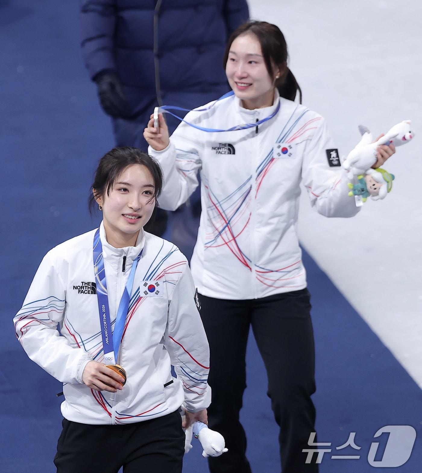 본문 이미지 - 20일(현지시간) 이탈리아 밀라노 아이스스케이팅 아레나에서 열린 2026 밀라노·코르티나담페초 동계올림픽 쇼트트랙 여자 1500m 시상식에서 금메달 김길리, 은메달 최민정이 관중석을 향해 인사하고 있다 2026.2.21 ⓒ 뉴스1 김성진 기자