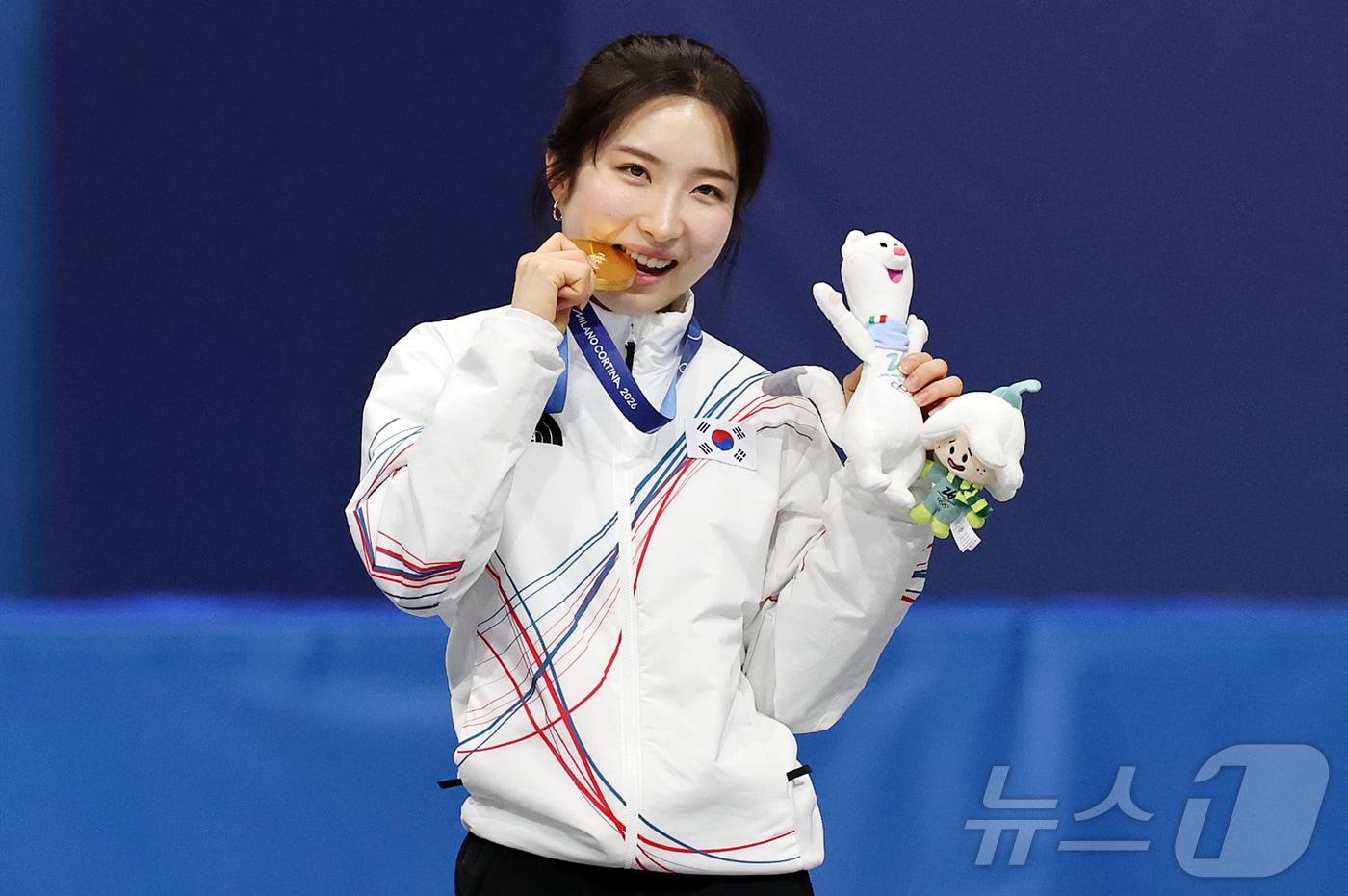 본문 이미지 - 20일(현지시간) 이탈리아 밀라노 아이스스케이팅 아레나에서 열린 2026 밀라노·코르티나담페초 동계올림픽 쇼트트랙 여자 1500m에서 금메달을 획득한 김길리가 메달을 깨물며 포즈를 취하고 있다. 2026.2.21 ⓒ 뉴스1 김진환 기자