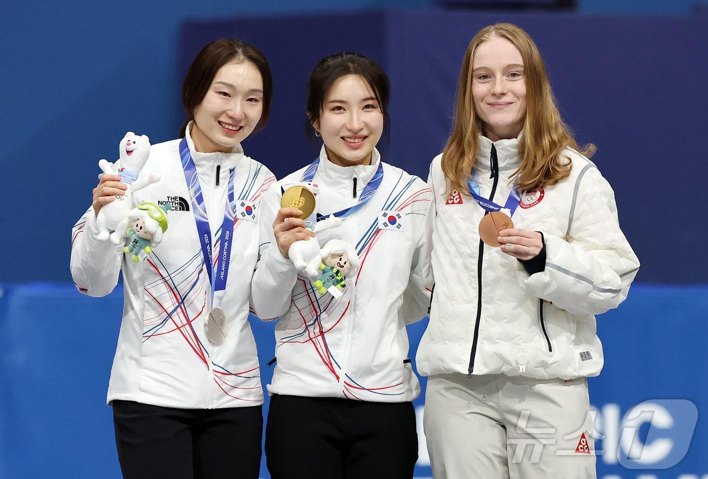 본문 이미지 - 20일(현지시간) 이탈리아 밀라노 아이스스케이팅 아레나에서 열린 2026 밀라노·코르티나담페초 동계올림픽 쇼트트랙 여자 1500m에서 은메달을 획득한 최민정(왼쪽부터), 금메달을 획득한 김길리, 동메달을 획득한 미국의 커린 스토더드가 포즈를 취하고 있다. 2026.2.21 ⓒ 뉴스1 김진환 기자
