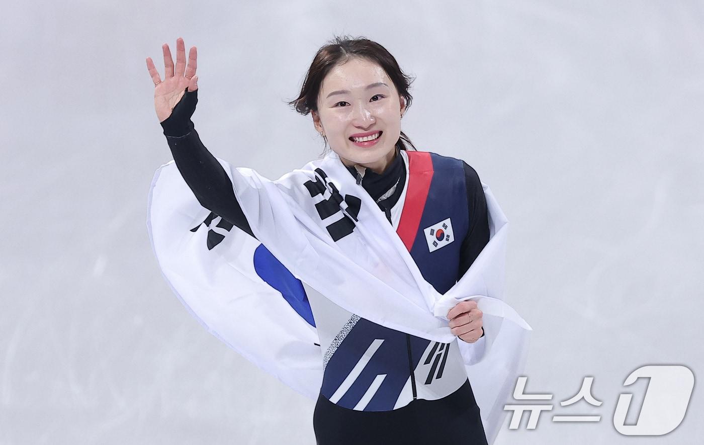 본문 이미지 - 쇼트트랙 최민정이 20일(현지시간) 이탈리아 밀라노 아이스 스케이팅 아레나에서 열린 2026 밀라노·코르티나담페초 동계올림픽 쇼트트랙 여자 1500m 결승에서 은메달을 확보한 후 태극기를 두르고 인사하고 있다. 2026.2.21 ⓒ 뉴스1 김성진 기자