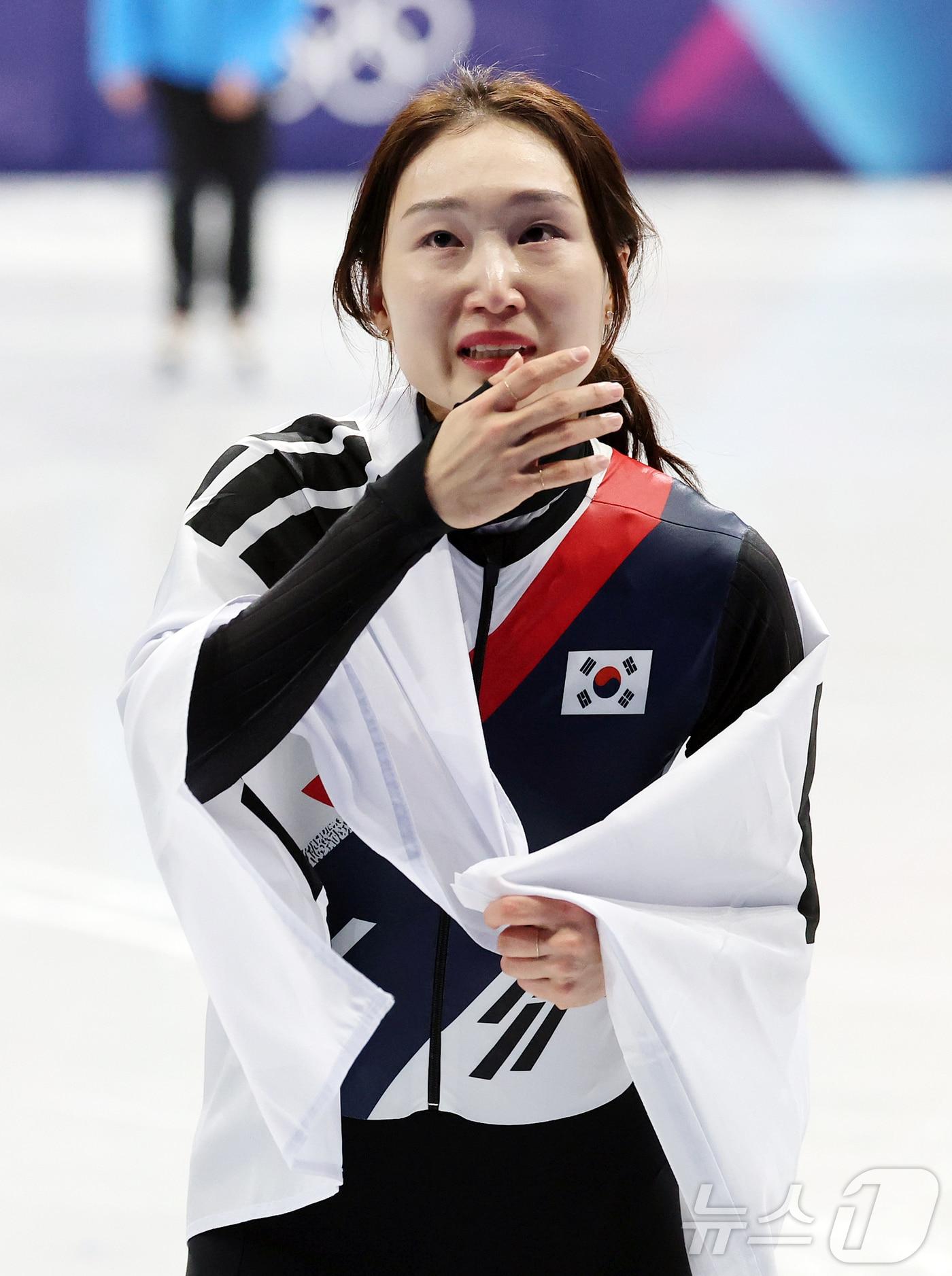 본문 이미지 - 쇼트트랙 최민정이 20일(현지시간) 이탈리아 밀라노 아이스 스케이팅 아레나에서 열린 2026 밀라노·코르티나담페초 동계올림픽 쇼트트랙 여자 1500m 결승에서 은메달을 확보 후 태극기를 두른 채 눈물을 닦고 있다. 2026.2.21 ⓒ 뉴스1 김진환 기자