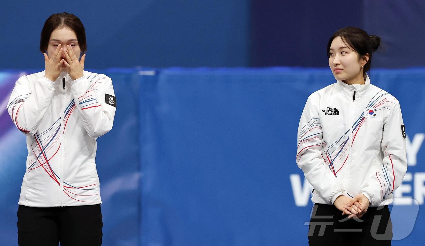 20일(현지시간) 이탈리아 밀라노 아이스스케이팅 아레나에서 열린 2026 밀라노·코르티나담페초 동계올림픽 쇼트트랙 여자 1500m에서 금메달을 획득한 김길리가 은메달을 획득 후 눈물 흘리는 최민정을 바라보고 있다. 2026.2.21 ⓒ 뉴스1 김진환 기자