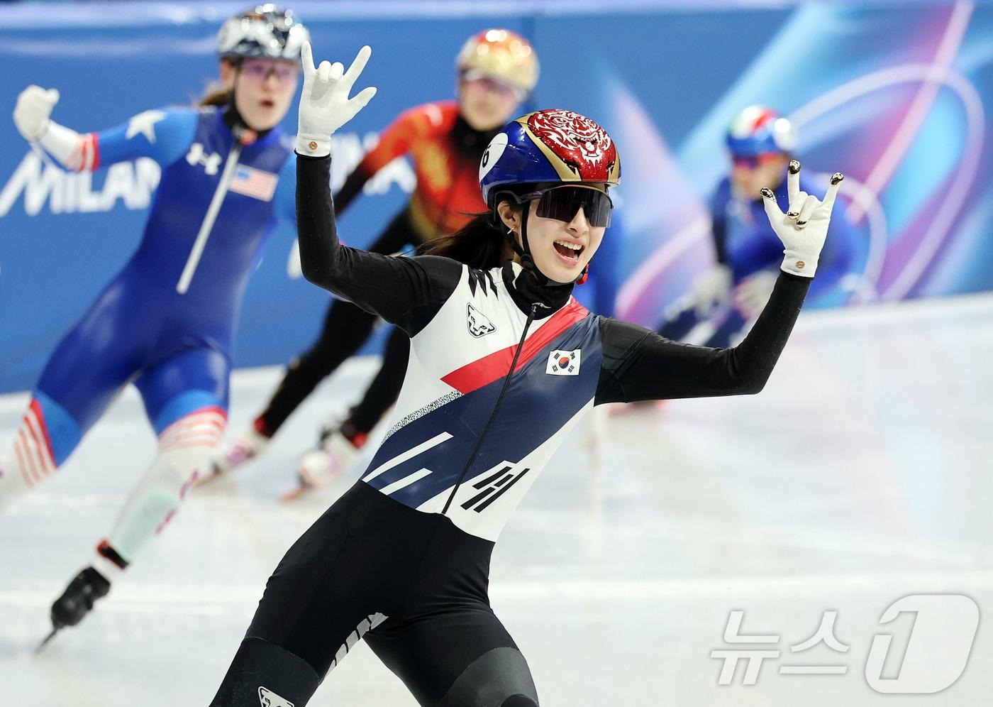 본문 이미지 - 쇼트트랙 김길리가 20일(현지시간) 이탈리아 밀라노 아이스 스케이팅 아레나에서 열린 2026 밀라노·코르티나담페초 동계올림픽 쇼트트랙 여자 1500m 결승에서 금메달을 확보한 후 환호하고 있다. 2026.2.21 ⓒ 뉴스1 김진환 기자