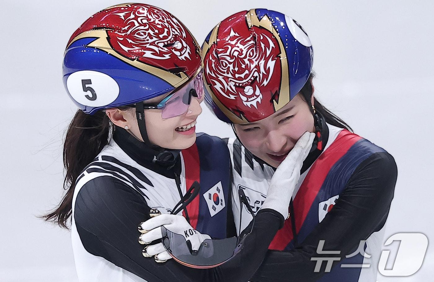 본문 이미지 - 쇼트트랙 여자 1500m에서 은메달을 확보한 최민정(왼쪽)이 20일(현지시간) 이탈리아 밀라노 아이스 스케이팅 아레나에서 열린 2026 밀라노·코르티나담페초 동계올림픽 쇼트트랙 여자 1500m 결승에서 금메달을 확보한 후 김길리를 축하하고 있다. 2026.2.21 ⓒ 뉴스1 김성진 기자
