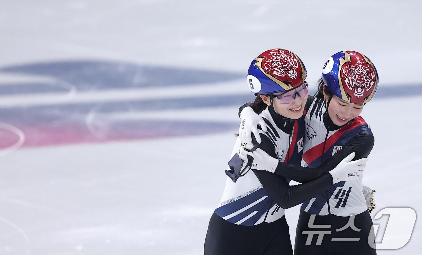 본문 이미지 - 쇼트트랙 여자 1500m에서 은메달을 확보한 최민정(왼쪽)이 20일(현지시간) 이탈리아 밀라노 아이스 스케이팅 아레나에서 열린 2026 밀라노·코르티나담페초 동계올림픽 쇼트트랙 여자 1500m 결승에서 금메달을 확보한 후 김길리를 축하하고 있다. 2026.2.21 ⓒ 뉴스1 김성진 기자