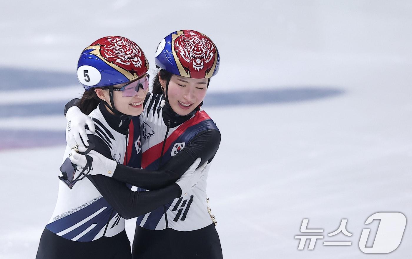 본문 이미지 - 쇼트트랙 여자 1500m에서 은메달을 확보한 최민정(왼쪽)이 20일(현지시간) 이탈리아 밀라노 아이스 스케이팅 아레나에서 열린 2026 밀라노·코르티나담페초 동계올림픽 쇼트트랙 여자 1500m 결승에서 금메달을 확보한 후 김길리를 축하하고 있다. 2026.2.21 ⓒ 뉴스1 김성진 기자