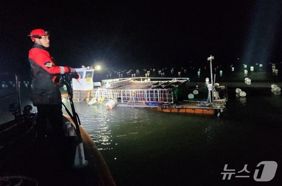 본문 이미지 - 침수 선박 구조 작업하는 해경.(완도해경 제공. 재판매 및 DB 금지)