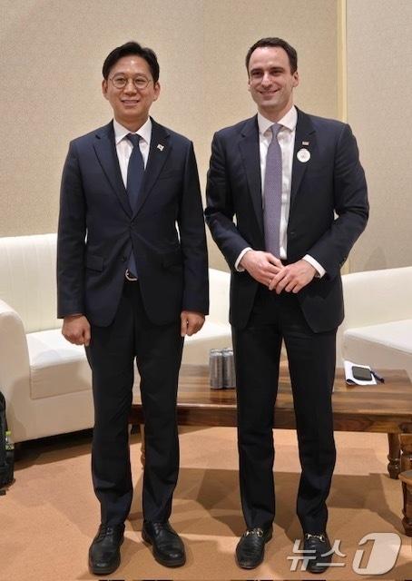 본문 이미지 - 배경훈 부총리 겸 과학기술정보통신부 장관이 19일(현지시간) 인도 뉴델리에서 GPAI 각료 이사회에서 마이클 크라치오스(Michael Kratios) 미국 백악관 과학기술정책실(OSTP) 실장과 면담을 가졌다. (사진제공 = 과학기술정보통신부) ⓒ 뉴스1