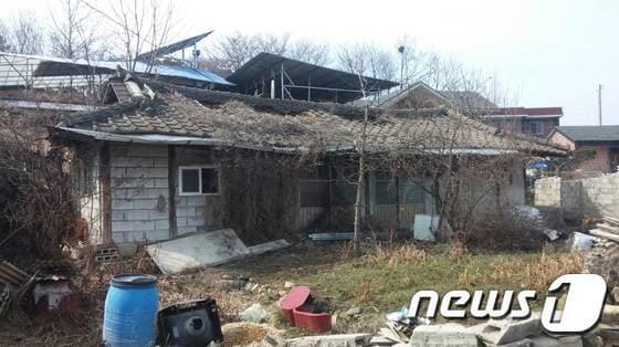 본문 이미지 - 흉물스럽게 방치된 빈집./뉴스1DB