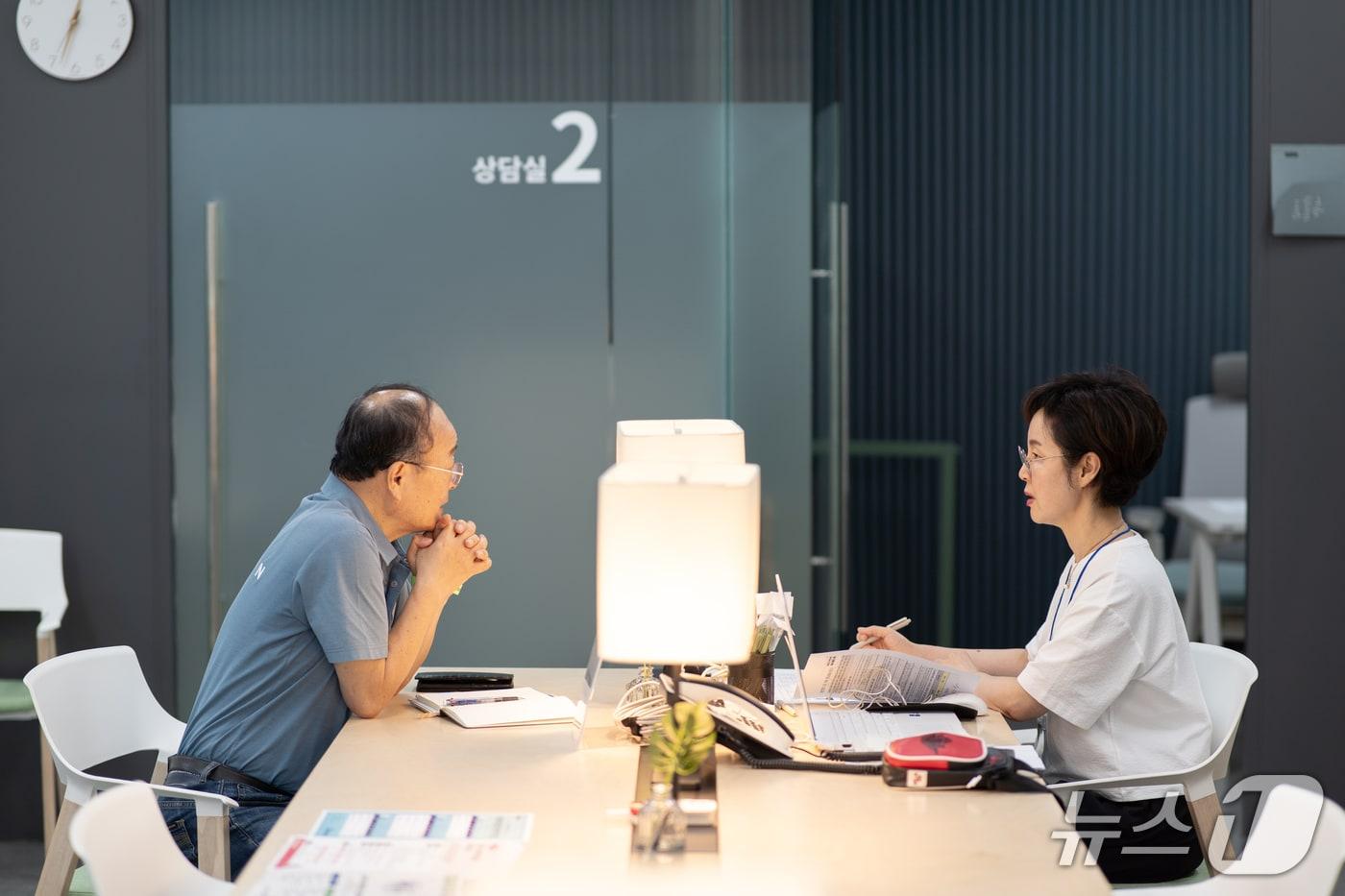 본문 이미지 - 전문 컨설턴트 일대일 상담 사진(서울시 제공)