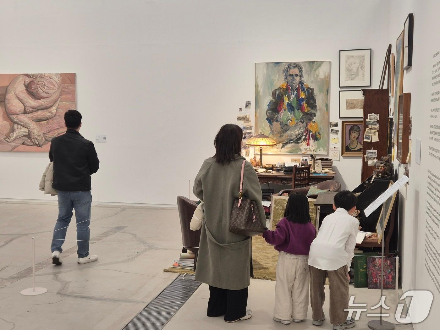 본문 이미지 - 울산 시민들이 21일 울산시립미술관에서 열린 '반 고흐와 현대미술의 만남 : 신홍규 컬렉션' 전시를 둘러보고 있다.2026.2.21/뉴스1ⓒ 뉴스1 박정현 기자