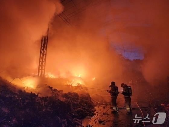 본문 이미지 - 단양군 매포읍 폐기물 업체 화재.(자료사진)/뉴스1