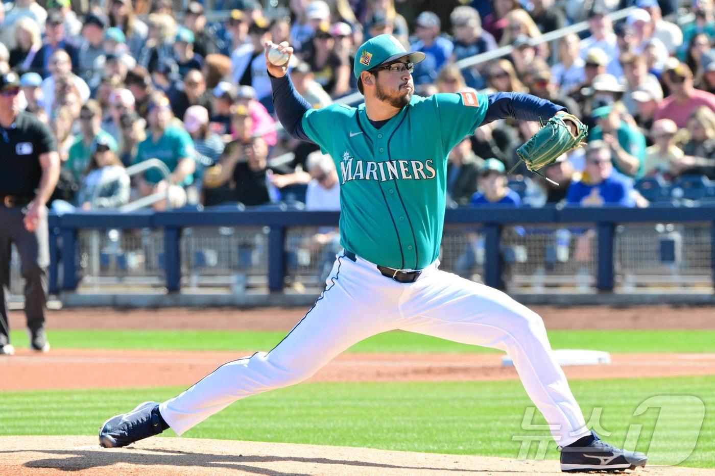 본문 이미지 - 시애틀 매리너스 투수 데인 더닝이 21일(한국시간) 열린 샌디에이고 파드리스와 2026 메이저리그 시범경기에 선발 등판해 역투하고 있다. ⓒ 로이터=뉴스1