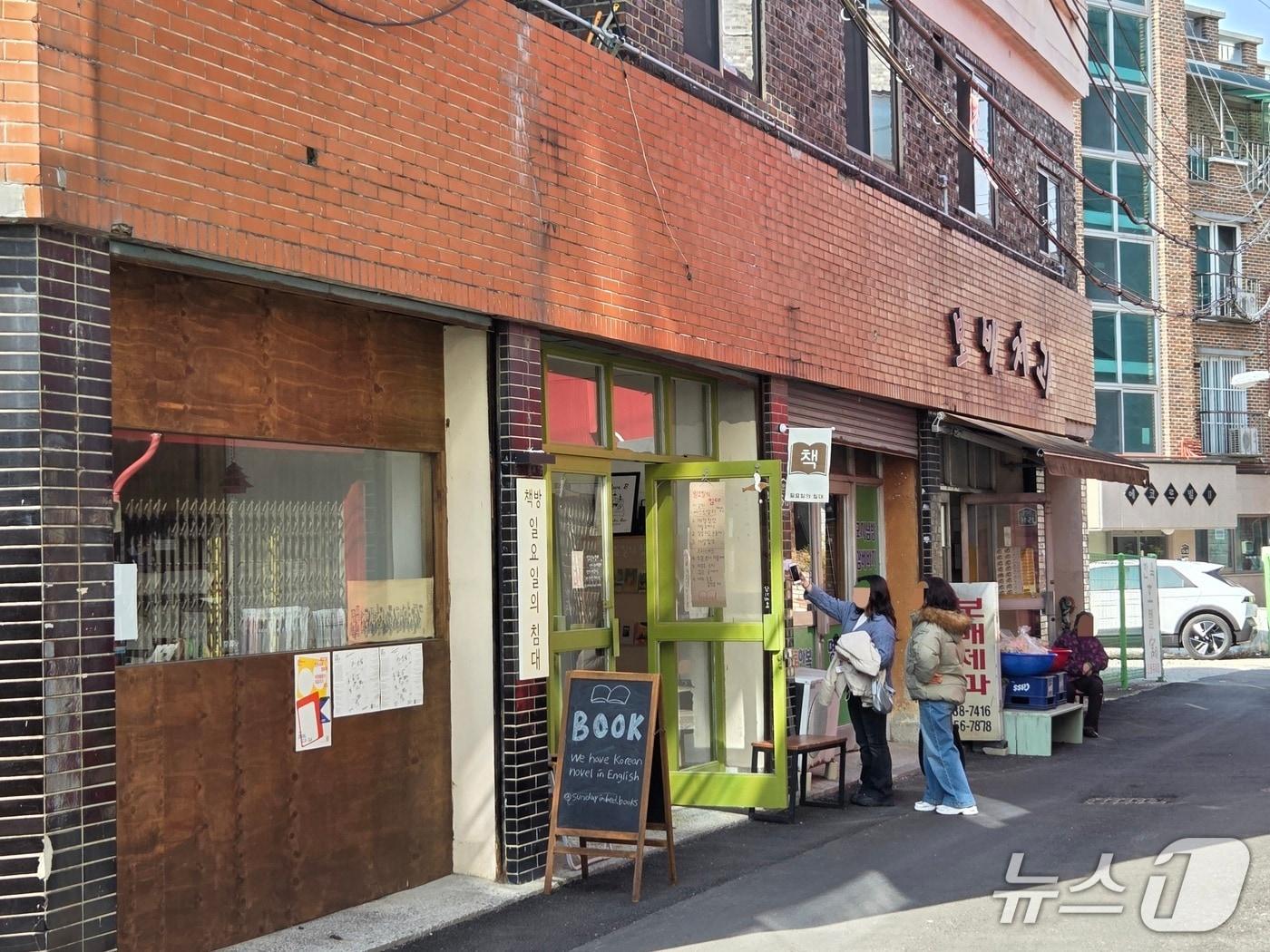 본문 이미지 - 21일 오전 11시께 전북 전주시 완산구 남부시장 인근 '남문사잇길'을 나들이객이 구경하고 있다.2026.2.21/뉴스1 문채연 기자