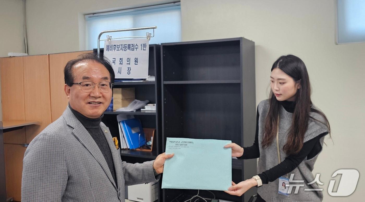 본문 이미지 - 최관규 변화와혁신포럼 대표가 군산시선관위에 군산시장 예비후보 등록을 하고 있다.(최관규 예비후보 제공. 재판매 및 DB금지)