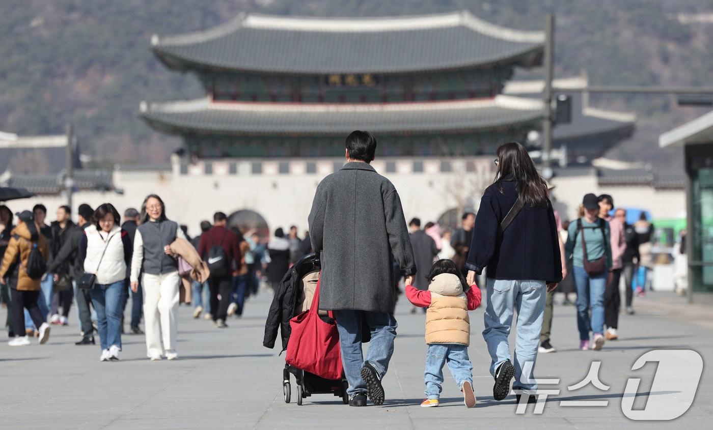 본문 이미지 - 봄처럼 포근한 날씨를 보인 21일 서울 광화문광장에서 관광객들이 주말을 즐기고 있다. 2026.2.21 ⓒ 뉴스1 박지혜 기자