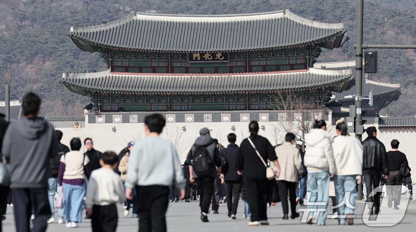 본문 이미지 - 봄처럼 포근한 날씨를 보인 21일 관광객들이 주말을 즐기고 있다. 2026.2.21 ⓒ 뉴스1 박지혜 기자