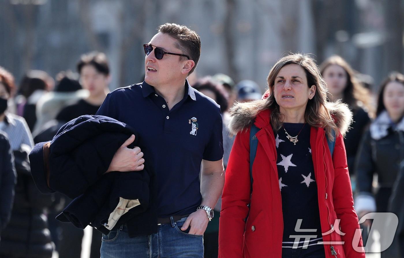 본문 이미지 - 봄처럼 포근한 날씨를 보인 21일 서울 광화문광장에서 관광객들이 주말을 즐기고 있다. 2026.2.21 ⓒ 뉴스1 박지혜 기자